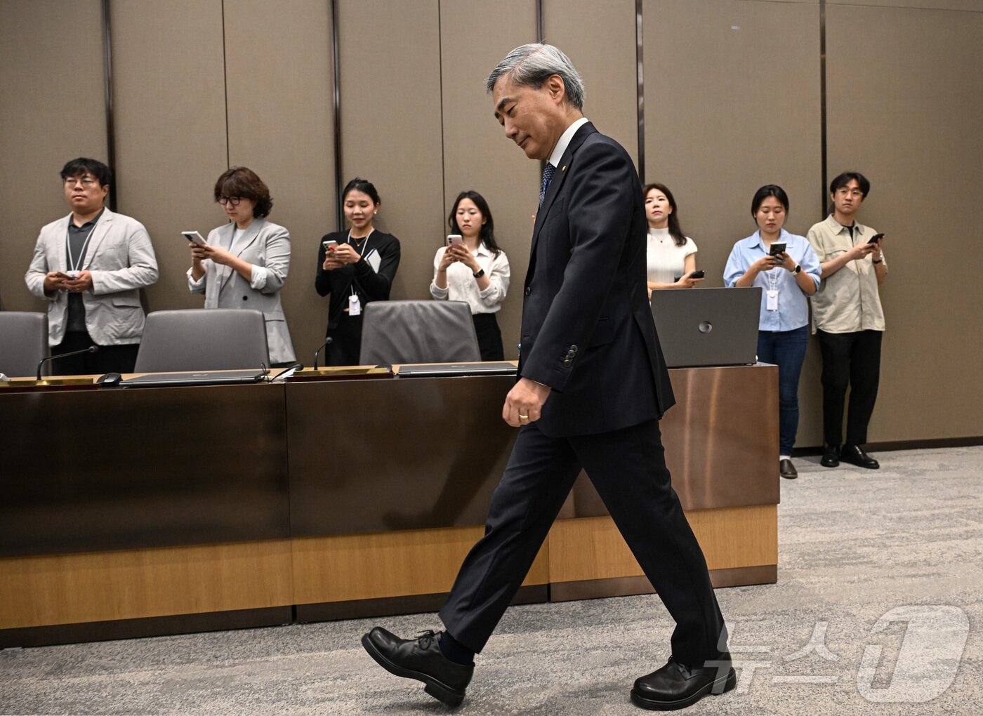 본문 이미지 - 신현송 한국은행 총재가 28일 서울 중구 한국은행 본관에서 열린 취임 후 첫 금융통화위원회 본회의에 들어서고 있다. 2026.5.28 ⓒ 뉴스1 사진공동취재단