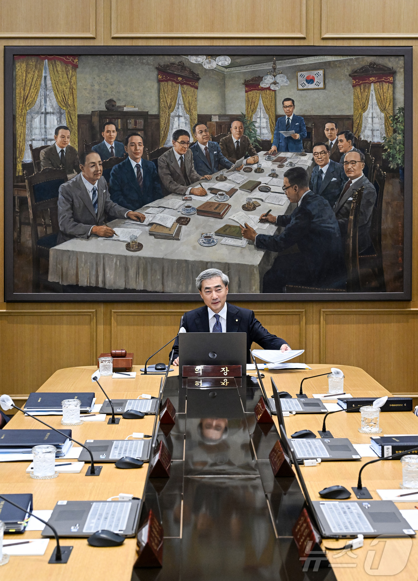(서울=뉴스1) 사진공동취재단 = 신현송 한국은행 총재가 28일 서울 중구 한국은행 본관에서 열린 취임 후 첫 금융통화위원회 본회의를 주재하고 있다.  2026.5.28/뉴스1