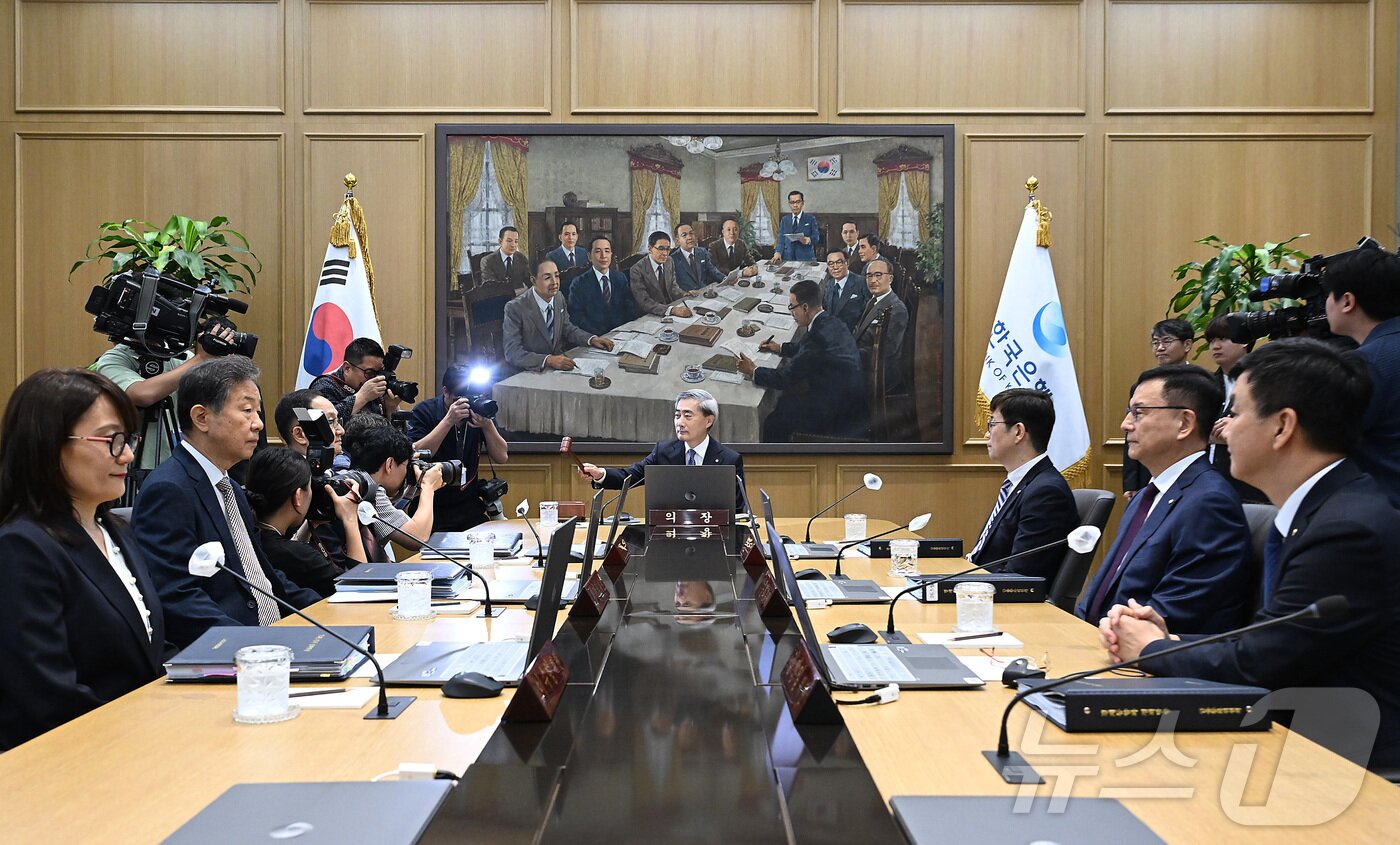 본문 이미지 - 신현송 한국은행 총재가 28일 서울 중구 한국은행 본관에서 열린 취임 후 첫 금융통화위원회 본회의에서 의사봉을 두드리고 있다. 2026.5.28 ⓒ 뉴스1 사진공동취재단