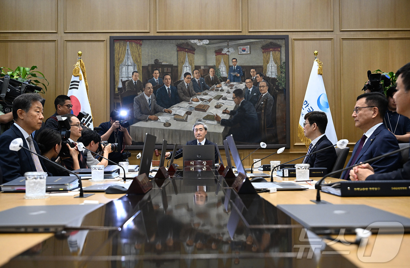 (서울=뉴스1) 사진공동취재단 = 신현송 한국은행 총재가 28일 서울 중구 한국은행 본관에서 열린 취임 후 첫 금융통화위원회 본회의에서 의사봉을 두드리고 있다. 2026.5.28/ …