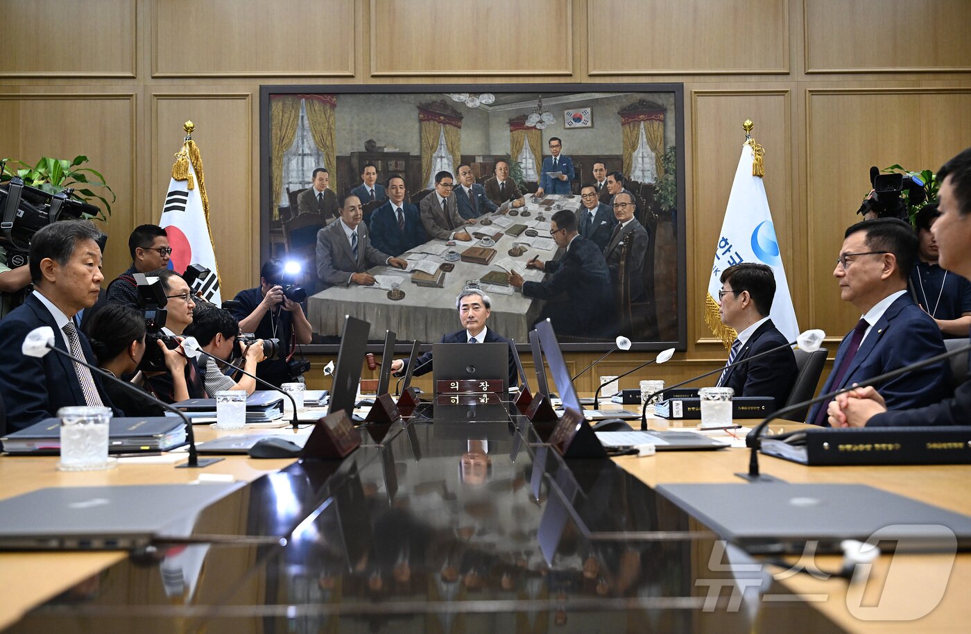 본문 이미지 - 신현송 한국은행 총재가 28일 서울 중구 한국은행 본관에서 열린 취임 후 첫 금융통화위원회 본회의에서 의사봉을 두드리고 있다. 2026.5.28 ⓒ 뉴스1 사진공동취재단