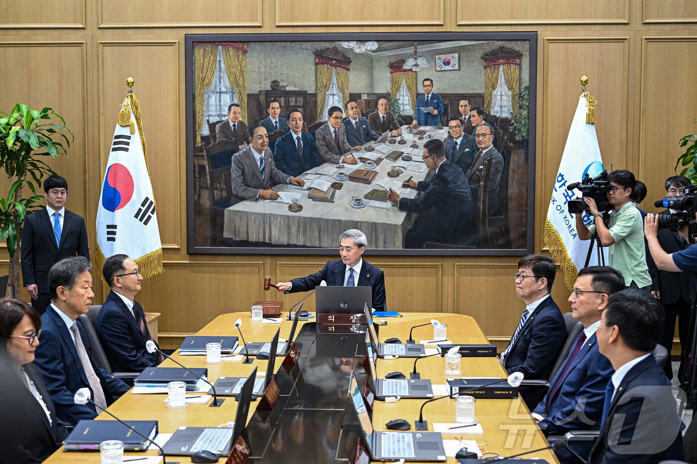 본문 이미지 - 신현송 한국은행 총재가 28일 서울 중구 한국은행 본관에서 열린 취임 후 첫 금융통화위원회 본회의에서 의사봉을 두드리고 있다. 2026.5.28 ⓒ 뉴스1 사진공동취재단