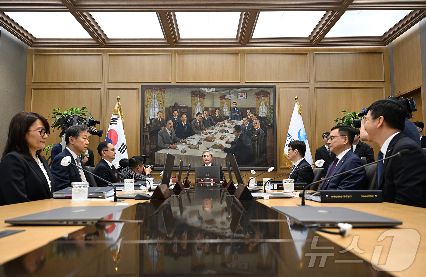 (서울=뉴스1) 사진공동취재단 = 신현송 한국은행 총재가 28일 서울 중구 한국은행 본관에서 열린 취임 후 첫 금융통화위원회 본회의를 주재하고 있다. 2026.5.28/뉴스1