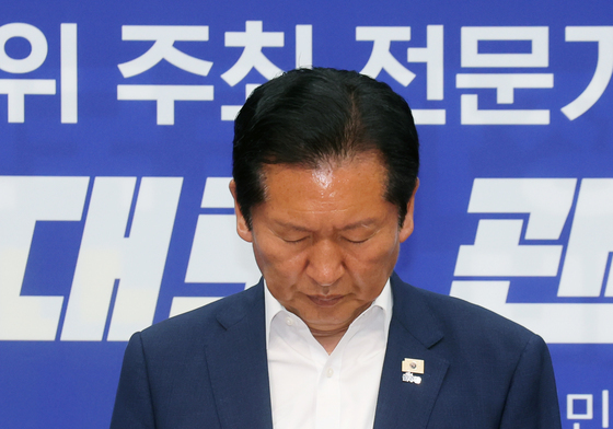 묵념하는 정청래 당대표