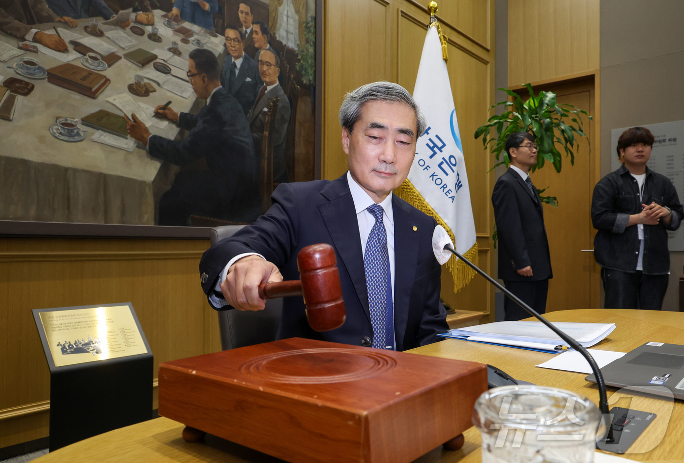 (서울=뉴스1) 사진공동취재단 = 신현송 한국은행 총재가 28일 오전 서울 중구 한국은행에서 열린 금융통화위원회 본회의에 참석해 의사봉을 두드리고 있다. 2026.5.28/뉴스1