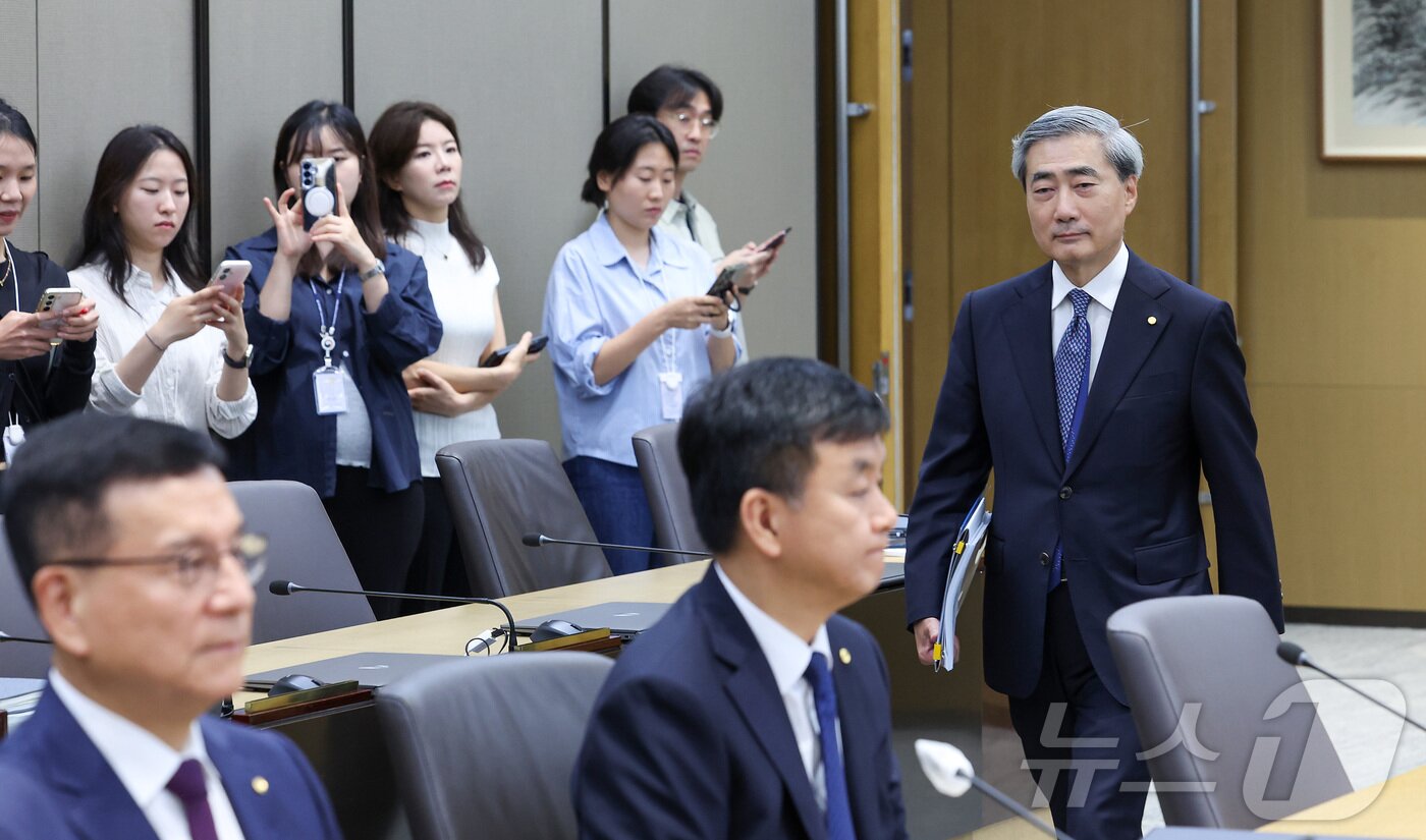 본문 이미지 - 신현송 한국은행 총재가 28일 오전 서울 중구 한국은행에서 열린 금융통화위원회 본회의에 참석하고 있다. 2026.5.28 ⓒ 뉴스1 사진공동취재단