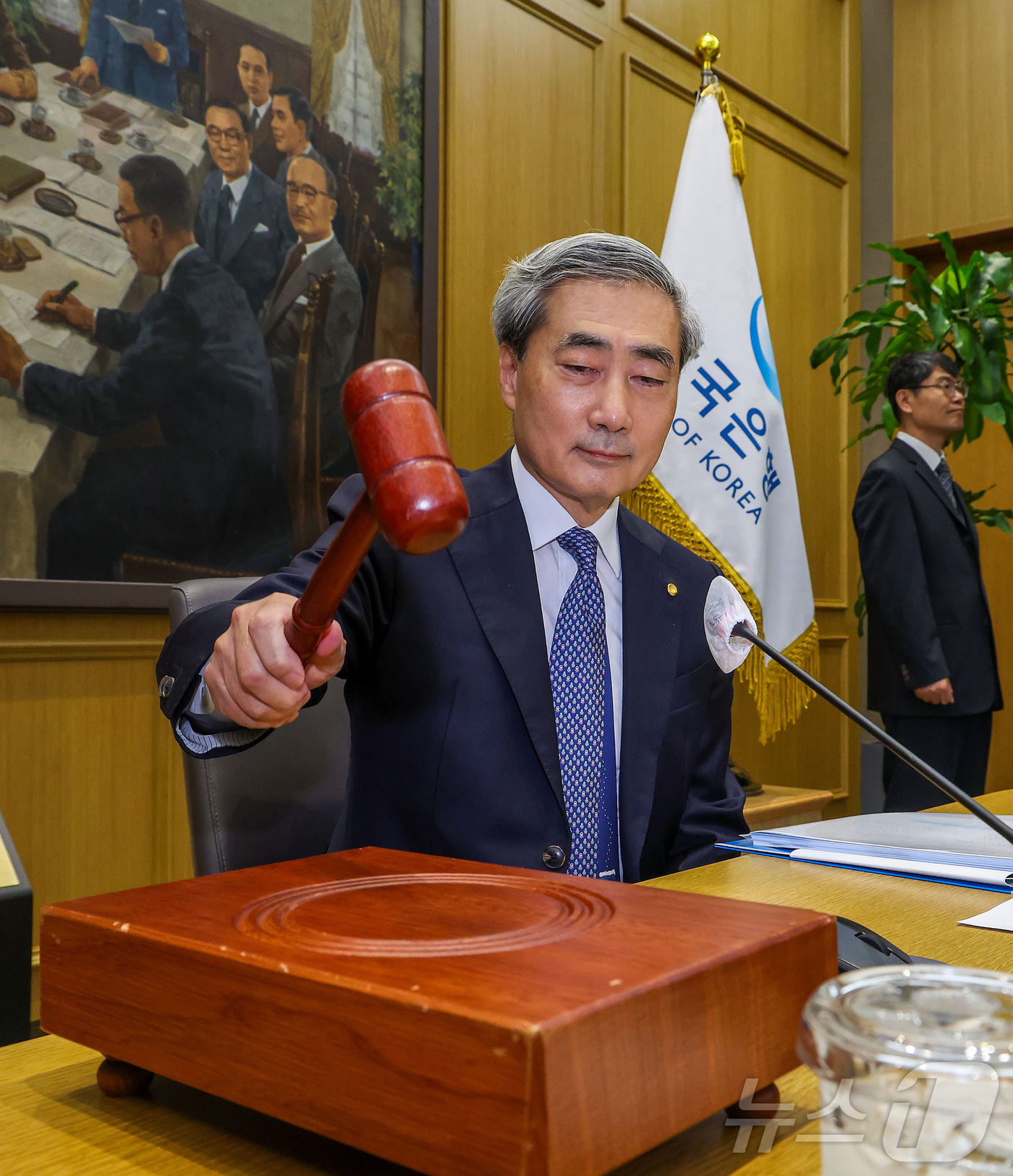 (서울=뉴스1) 사진공동취재단 = 신현송 한국은행 총재가 28일 오전 서울 중구 한국은행에서 열린 금융통화위원회 본회의에 참석해 의사봉을 두드리고 있다.  2026.5.28/뉴스1 …