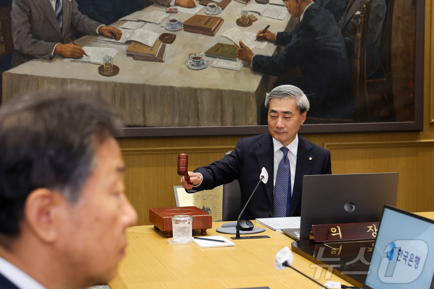(서울=뉴스1) 사진공동취재단 = 신현송 한국은행 총재가 28일 오전 서울 중구 한국은행에서 열린 금융통화위원회 본회의에 참석해 의사봉을 두드리고 있다. 2026.5.28/뉴스1