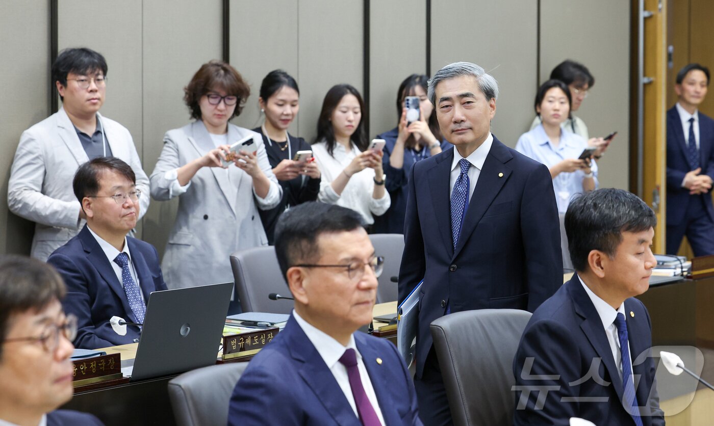 본문 이미지 - 신현송 한국은행 총재가 28일 서울 중구 한국은행 본관에서 열린 취임 후 첫 금융통화위원회 본회의에 들어서고 있다. 2026.5.28 ⓒ 뉴스1 사진공동취재단