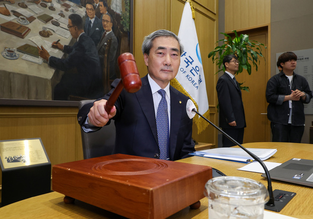 한은 첫 '기준금리 인상' 시사…주담대 금리 더 오른다