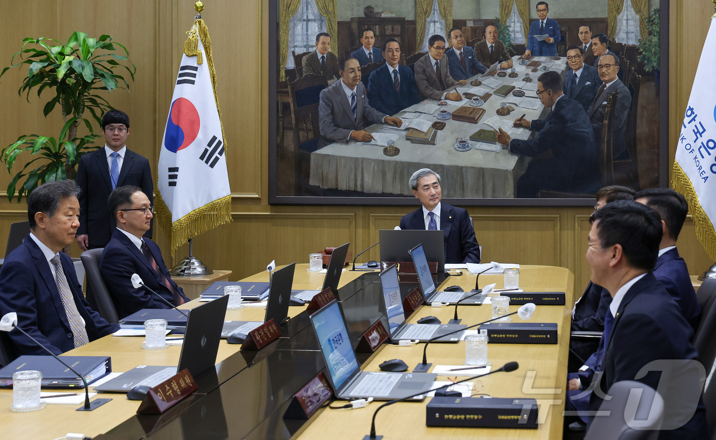 (서울=뉴스1) 사진공동취재단 = 신현송 한국은행 총재가 28일 오전 서울 중구 한국은행에서 열린 금융통화위원회 본회의를 주재하고 있다.  2026.5.28/뉴스1