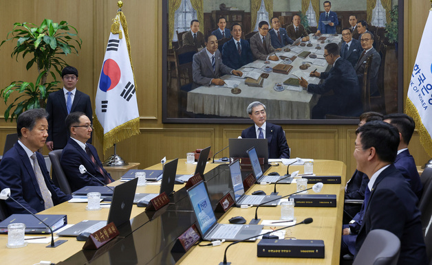금통위 의사록 "물가 상방압력, 공식지표보다 크다"…금리인상 예고