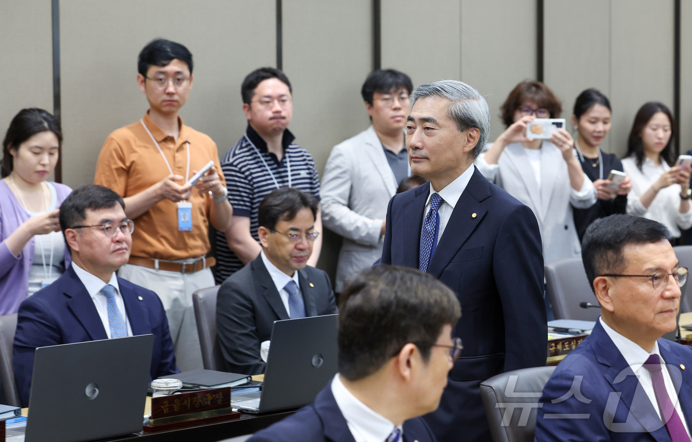 (서울=뉴스1) 사진공동취재단 = 신현송 한국은행 총재가 28일 오전 서울 중구 한국은행에서 열린 금융통화위원회 본회의에 참석하고 있다.  2026.5.28/뉴스1