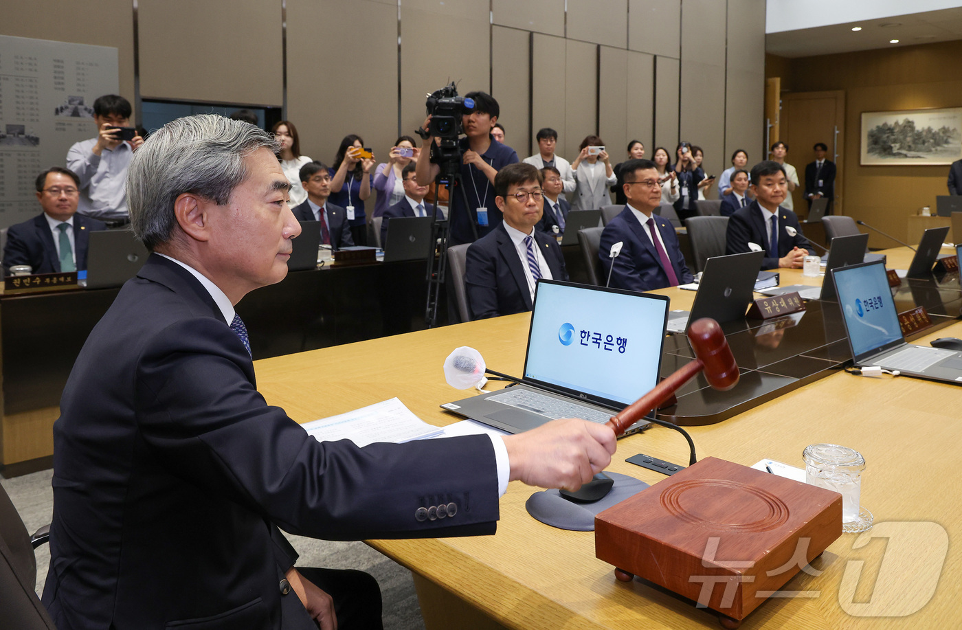 (서울=뉴스1) 사진공동취재단 = 신현송 한국은행 총재가 28일 오전 서울 중구 한국은행에서 열린 금융통화위원회 본회의에 참석해 의사봉을 두드리고 있다. 2026.5.28/뉴스1