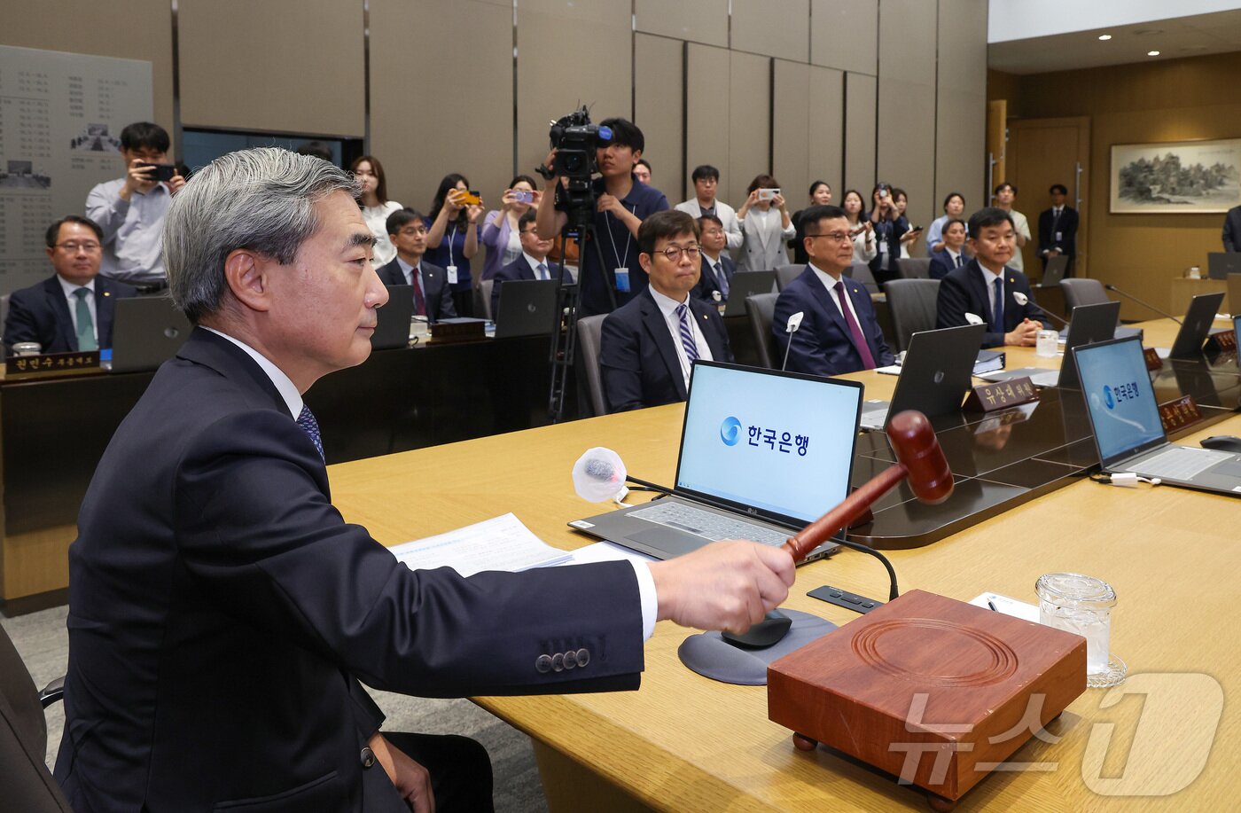 본문 이미지 - 신현송 한국은행 총재가 28일 오전 서울 중구 한국은행에서 열린 금융통화위원회 본회의에 참석해 의사봉을 두드리고 있다. 2026.5.28 ⓒ 뉴스1 사진공동취재단