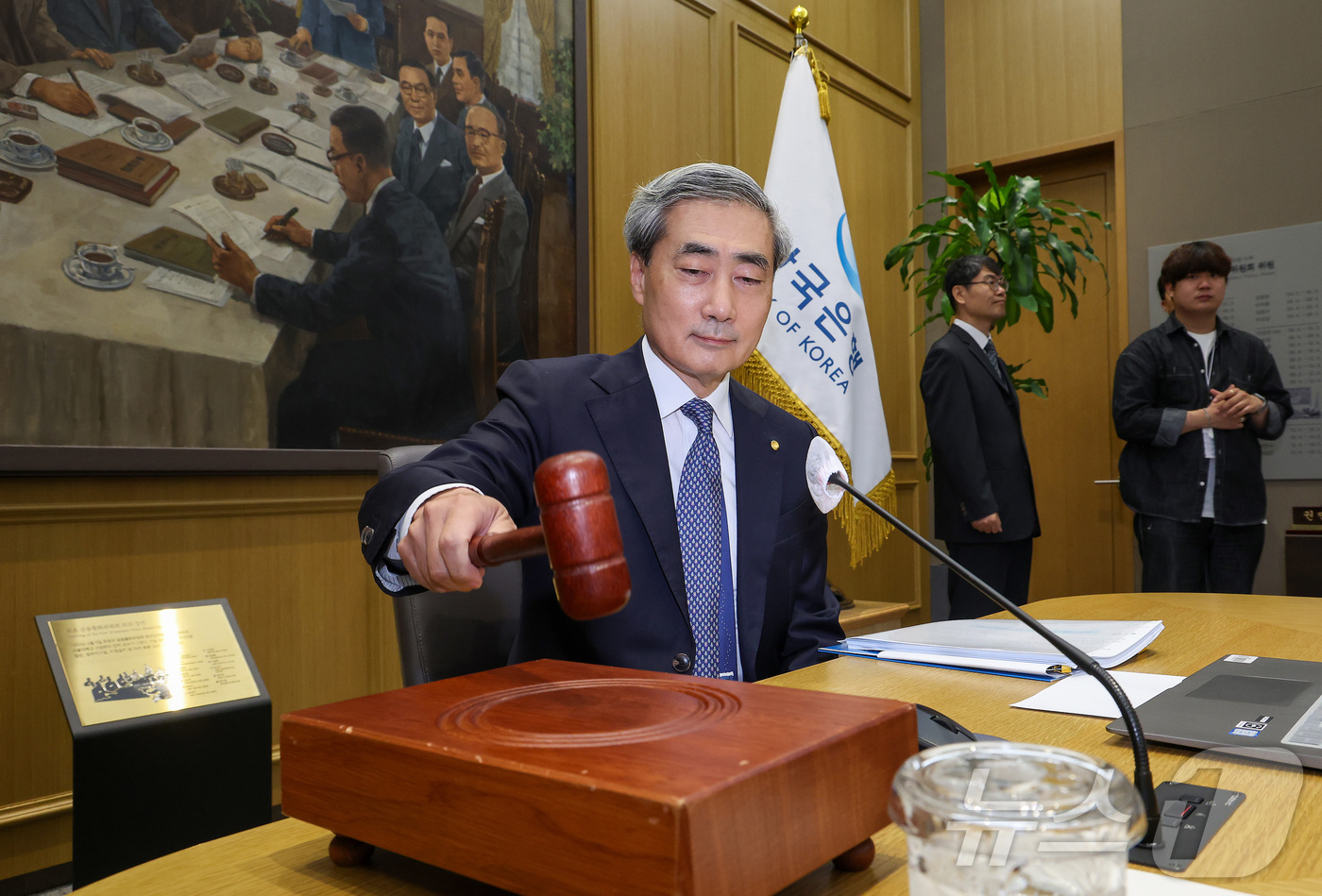 (서울=뉴스1) 사진공동취재단 = 신현송 한국은행 총재가 28일 오전 서울 중구 한국은행에서 열린 금융통화위원회 본회의에 참석해 의사봉을 두드리고 있다.  2026.5.28/뉴스1 …
