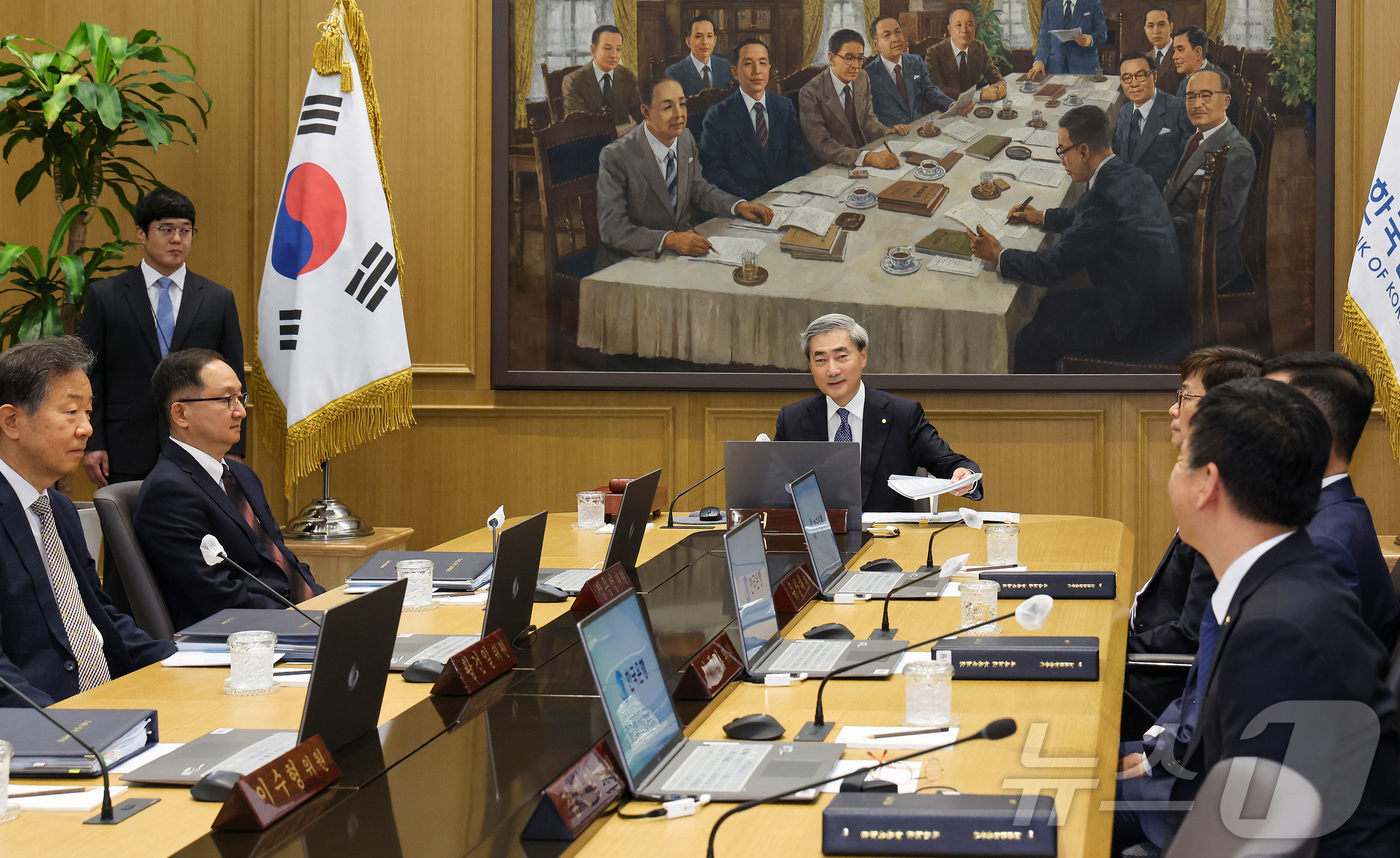 (서울=뉴스1) 사진공동취재단 = 신현송 한국은행 총재가 28일 오전 서울 중구 한국은행에서 열린 금융통화위원회 본회의를 주재하고 있다. 2026.5.28/뉴스1