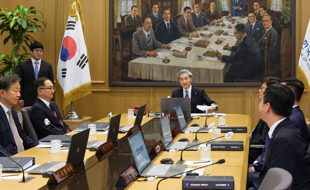 금통위 의사록 "금융안정보고서, 금리인상 리스크·효과 균형있게 담아야"
