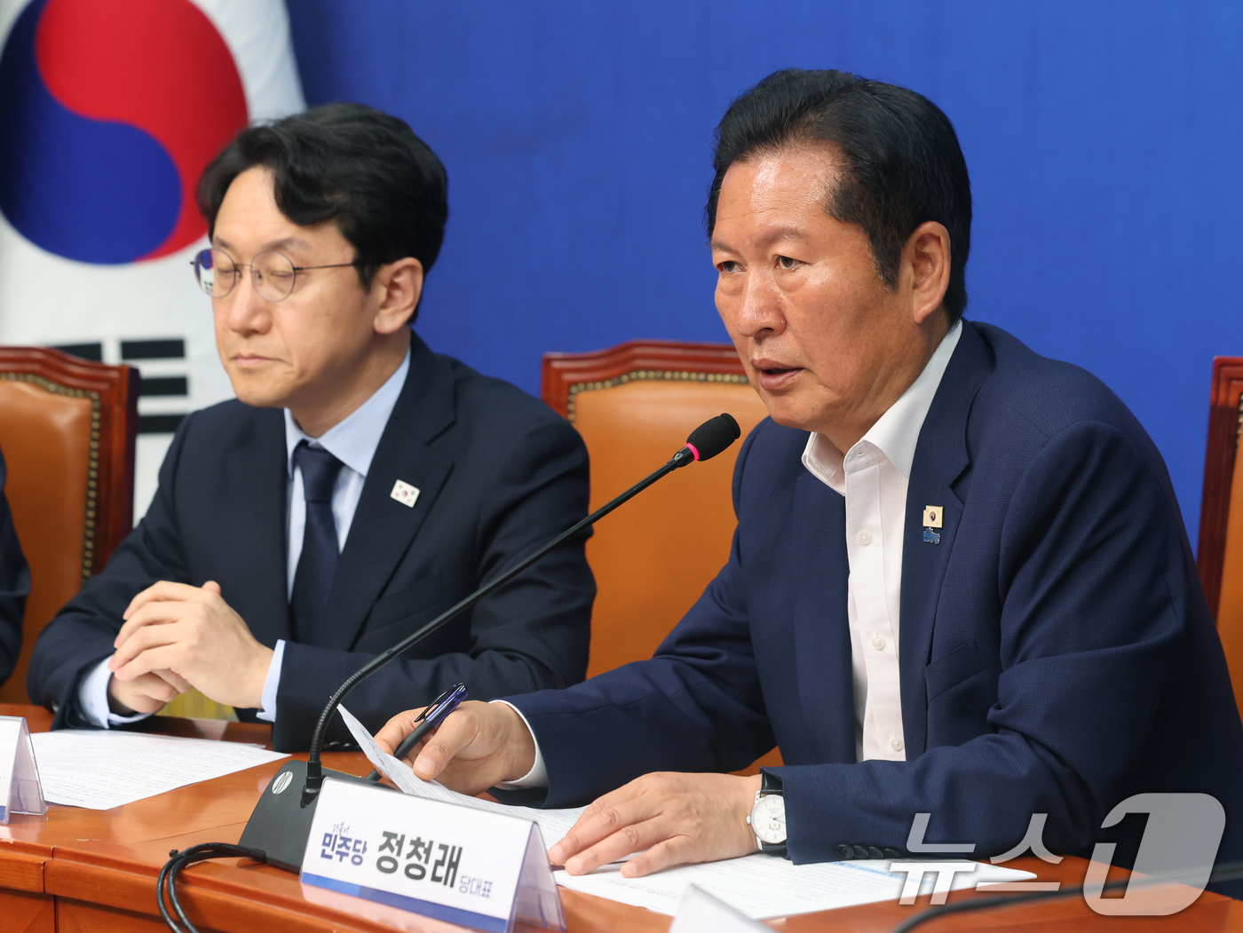 (서울=뉴스1) 황기선 기자 = 정청래 더불어민주당 대표가 28일 오전 서울 여의도 국회에서 열린  '서울의 안전 이대로 괜찮은가' 전문가 긴급 좌담회에서 모두발언을 하고 있다.이 …