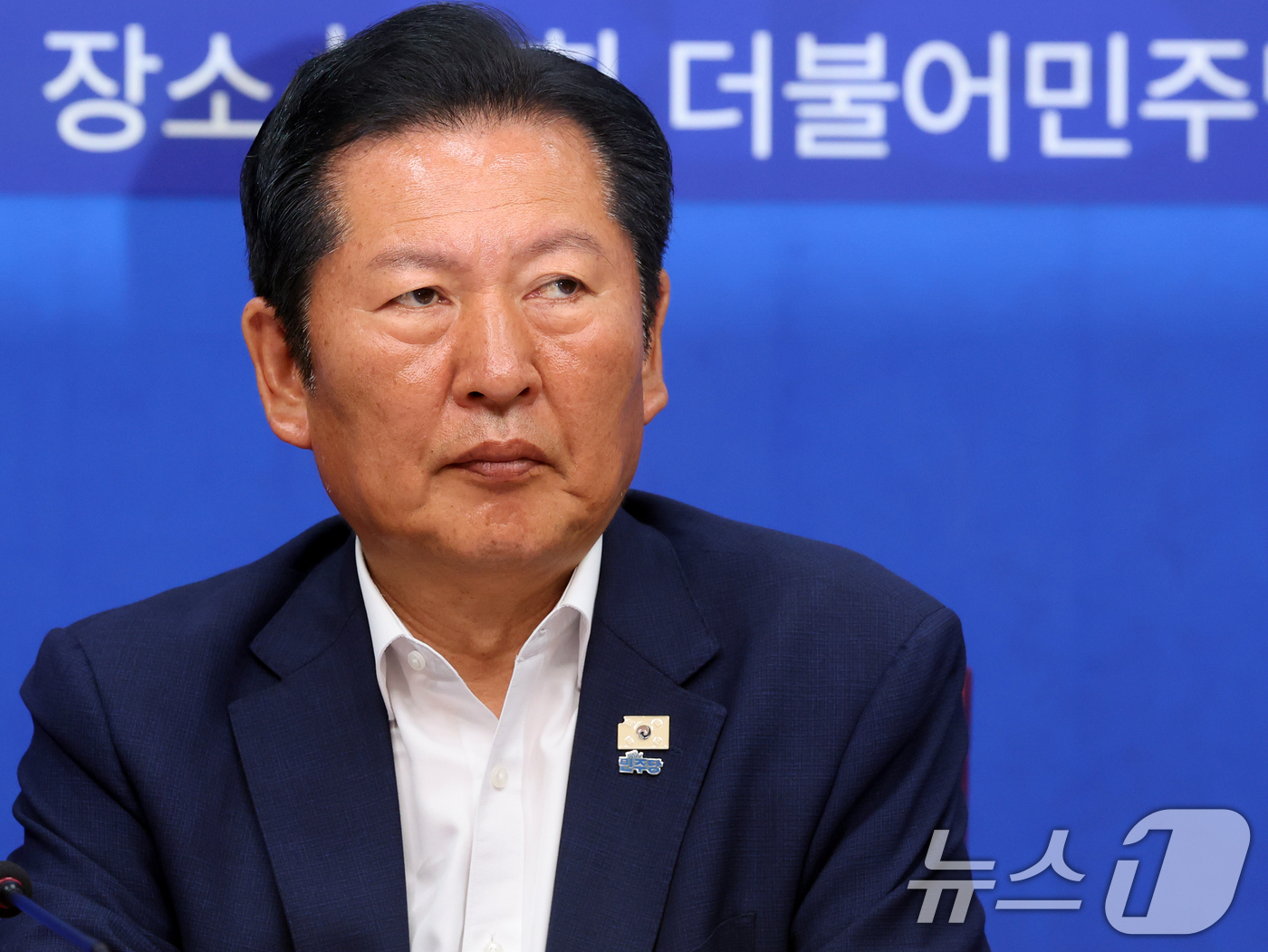 (서울=뉴스1) 황기선 기자 = 정청래 더불어민주당 대표가 28일 오전 서울 여의도 국회에서 열린 '서울의 안전 이대로 괜찮은가' 전문가 긴급 좌담회에서 생각에 잠겨 있다.이날 좌 …