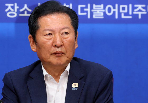 생각에 잠긴 정청래 대표