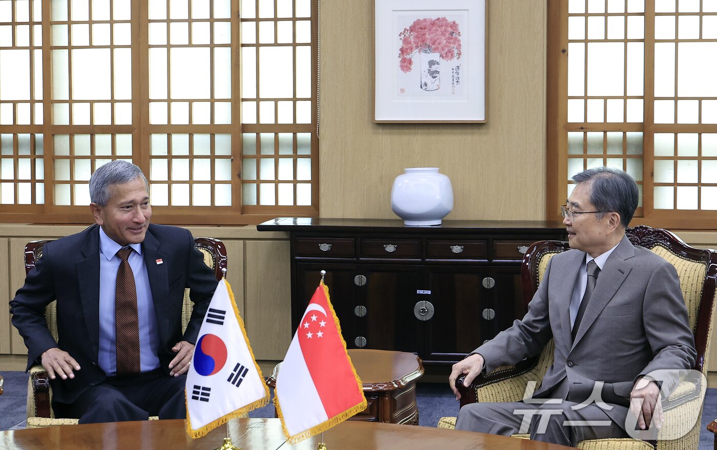 본문 이미지 - 조현 외교부 장관이 28일 오전 서울시 종로구 사직로 정부서울청사 별관 외교부에서 비비안 발라크리쉬난 싱가포르 외교장관과 한-싱가포르 외교장관 회담을 하고 있다. 비비안 발라크리쉬난 싱가포르 외교장관은 이틀전 북한 평양에서 최선희 외무상과 회담을 가졌다. 2026.5.28 ⓒ 뉴스1 박정호 기자
