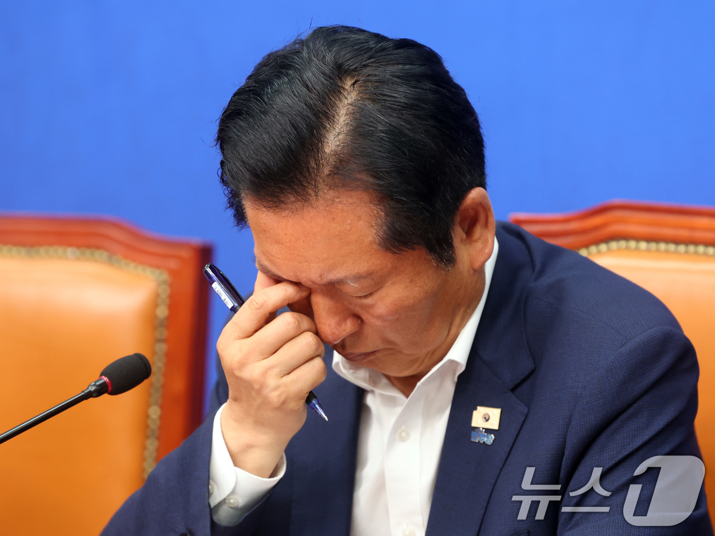 (서울=뉴스1) 황기선 기자 = 정청래 더불어민주당 대표가 28일 오전 서울 여의도 국회에서 열린 '서울의 안전 이대로 괜찮은가' 전문가 긴급 좌담회에서 생각에 잠겨 있다.이날 좌 …
