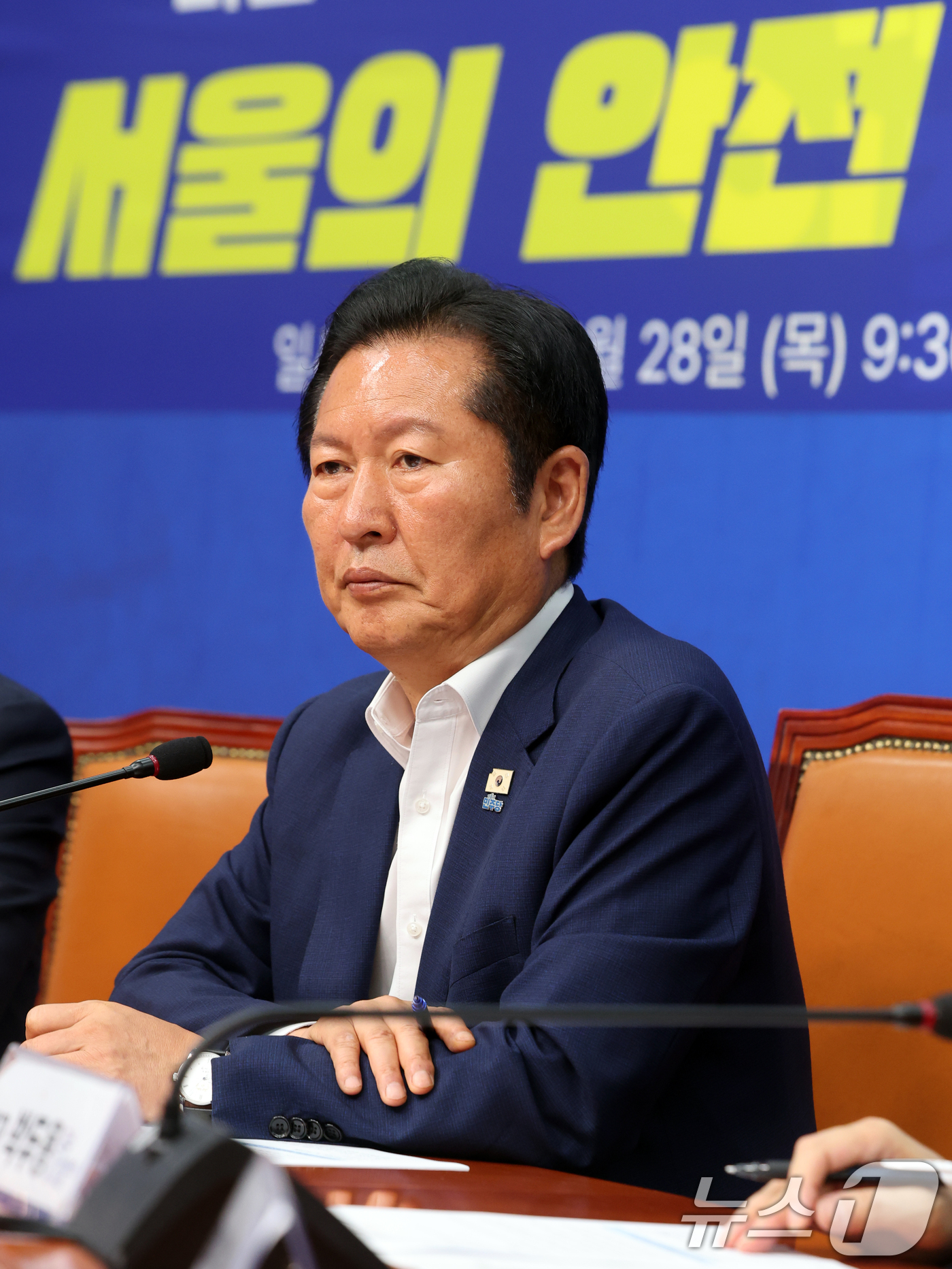 (서울=뉴스1) 황기선 기자 = 정청래 더불어민주당 대표가 28일 오전 서울 여의도 국회에서 열린 '서울의 안전 이대로 괜찮은가' 전문가 긴급 좌담회에서 생각에 잠겨 있다.이날 좌 …
