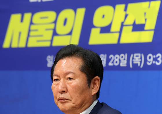 생각에 잠긴 정청래 대표