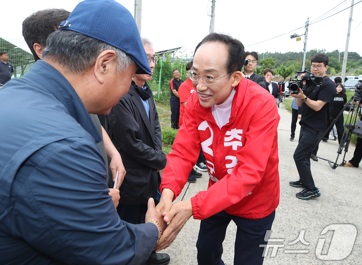 (군위=뉴스1) 공정식 기자 = 추경호 국민의힘 대구시장 후보가 송언석 원내대표, 정점식 정책위의장 등 원내지도부와 28일 오전 대구 군위군 소보면 내의리 대구경북 통합신공항 예정 …