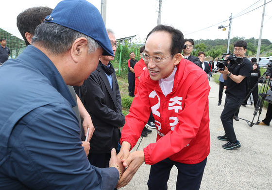 TK통합신공항 예정지 주민과 인사 나누는 추경호