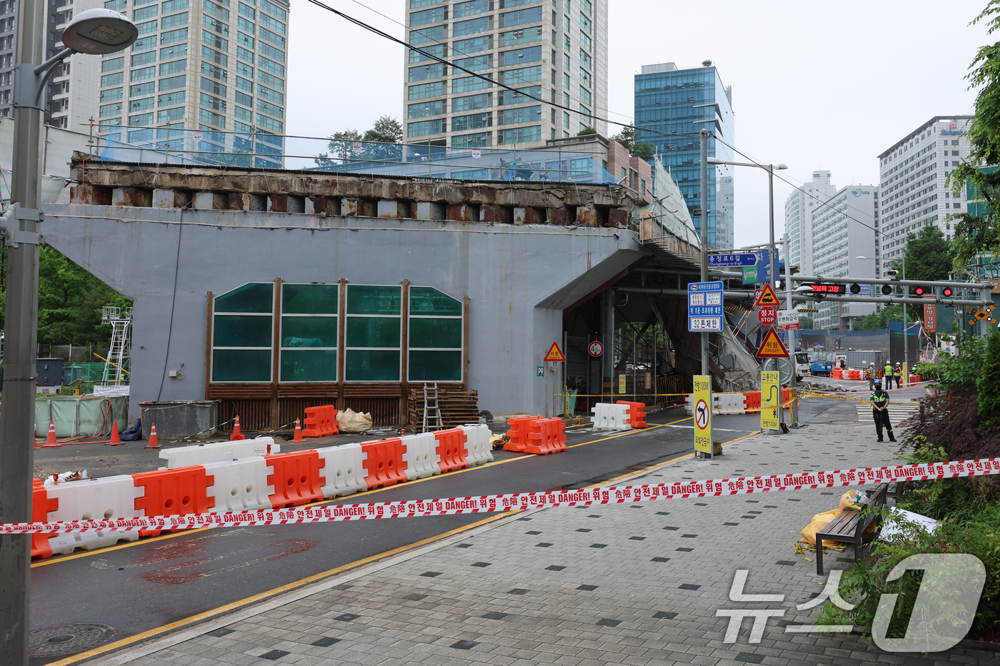 (서울=뉴스1) 안은나 기자 = 서울 서대문구 서소문 고가차도 붕괴 사고 사흘째인 28일 사고 현장이 통제되고 있다. 2026.5.28/뉴스1