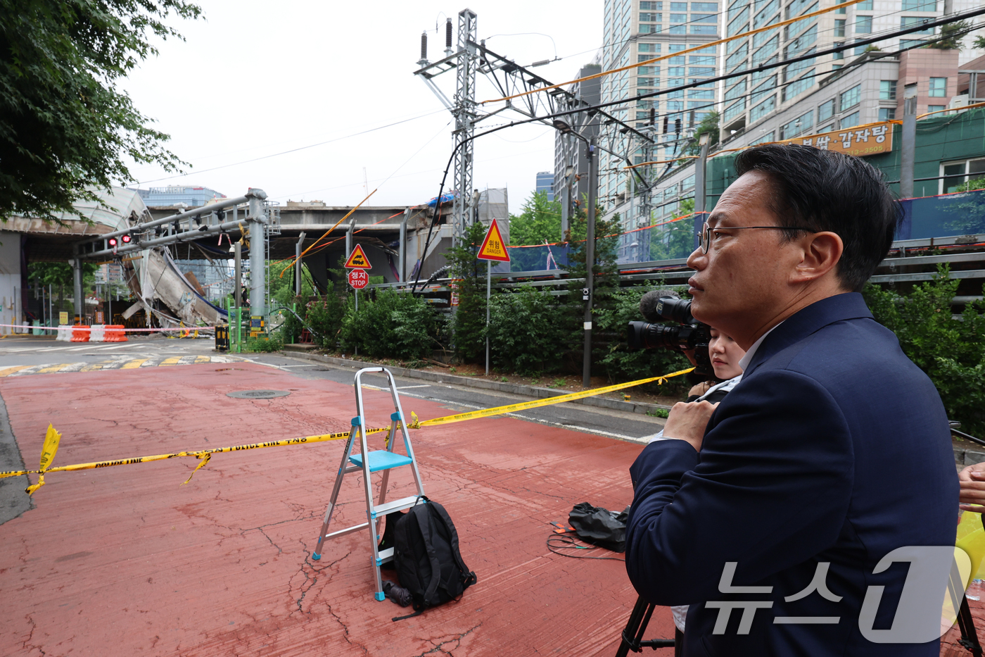 (서울=뉴스1) 안은나 기자 = 박주민 더불어민주당 의원이 28일 오전 서울 서대문구 서소문 고가차도 붕괴 사고 현장을 살펴보고 있다. 2026.5.28/뉴스1