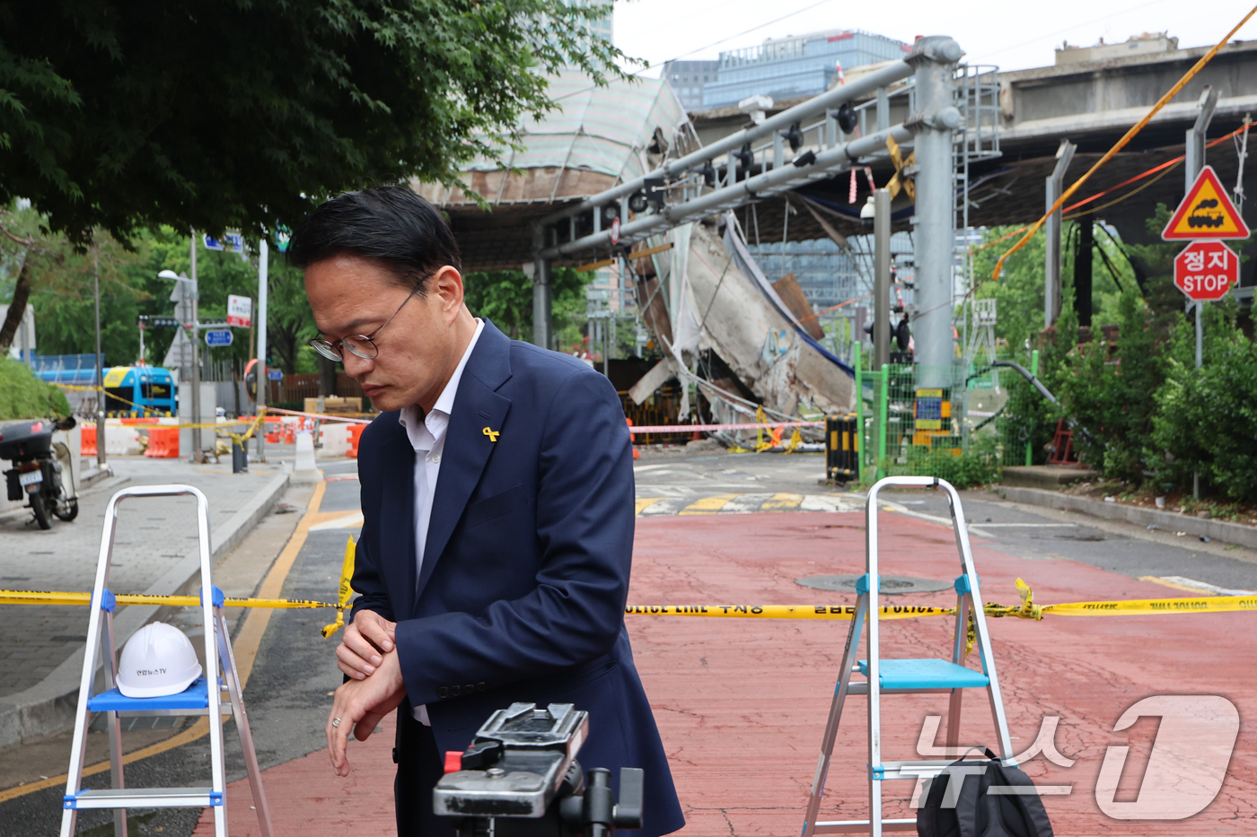 (서울=뉴스1) 안은나 기자 = 박주민 더불어민주당 의원이 28일 오전 서울 서대문구 서소문 고가차도 붕괴 사고 현장을 살펴본 뒤 이동하고 있다. 2026.5.28/뉴스1
