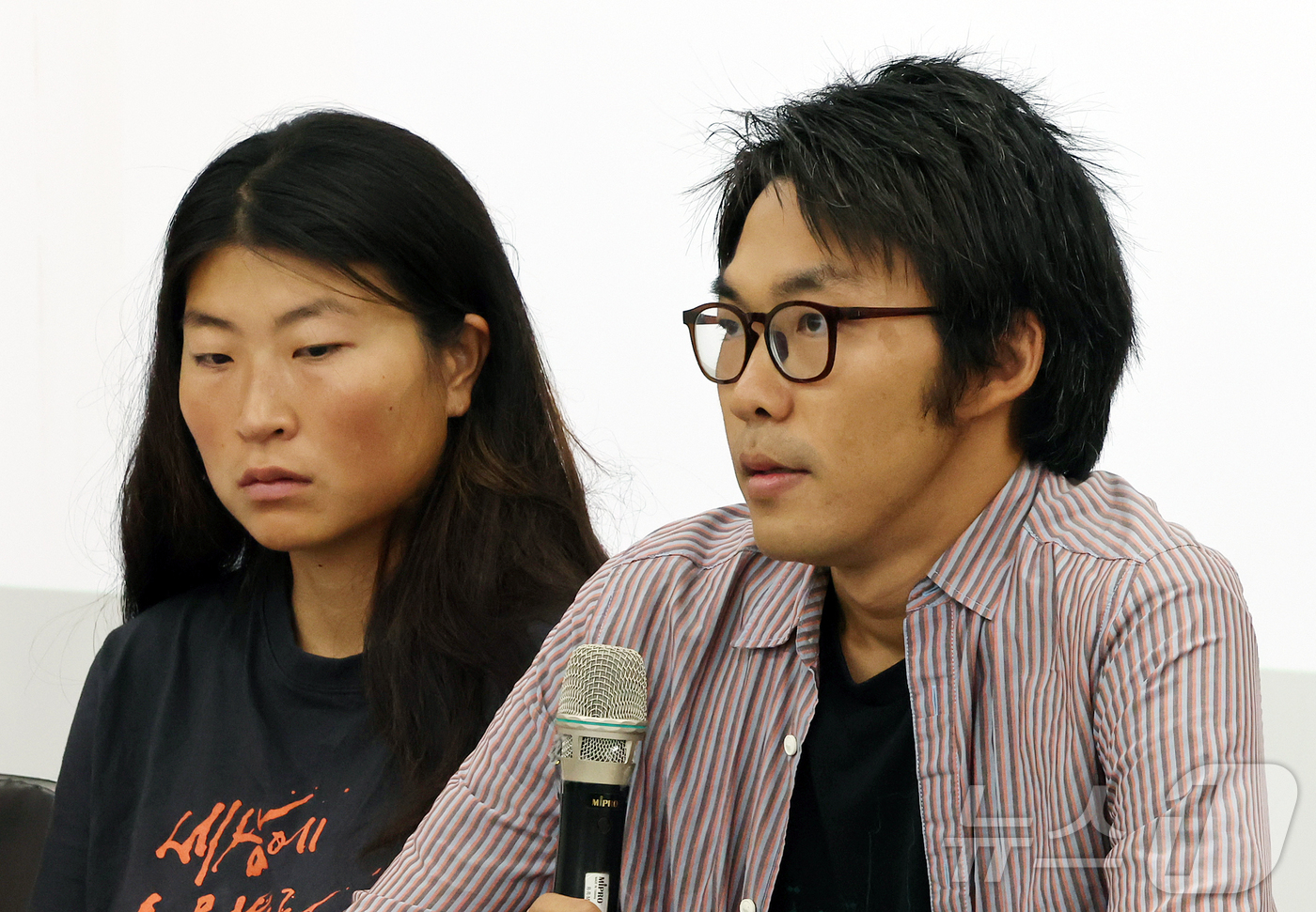 (서울=뉴스1) 김진환 기자 = 이스라엘군에게 나포됐다가 석방된 활동가 김동현 씨가 28일 서울 중랑구 사가정로 녹색병원 지하강당에서 열린 기자회견에서 이스라엘의 가혹행위를 증언하 …