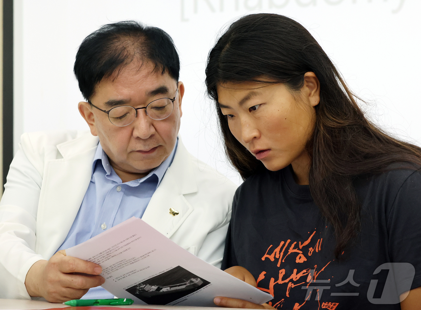 (서울=뉴스1) 김진환 기자 = 이스라엘군에게 나포됐다가 석방된 활동가 김아현(활동명 해초) 씨가 28일 서울 중랑구 사가정로 녹색병원 지하강당에서 열린 ‘이스라엘의 평화항해 활동 …