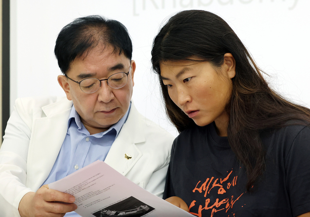 임상혁 원장과 대화 나누는 활동가 해초