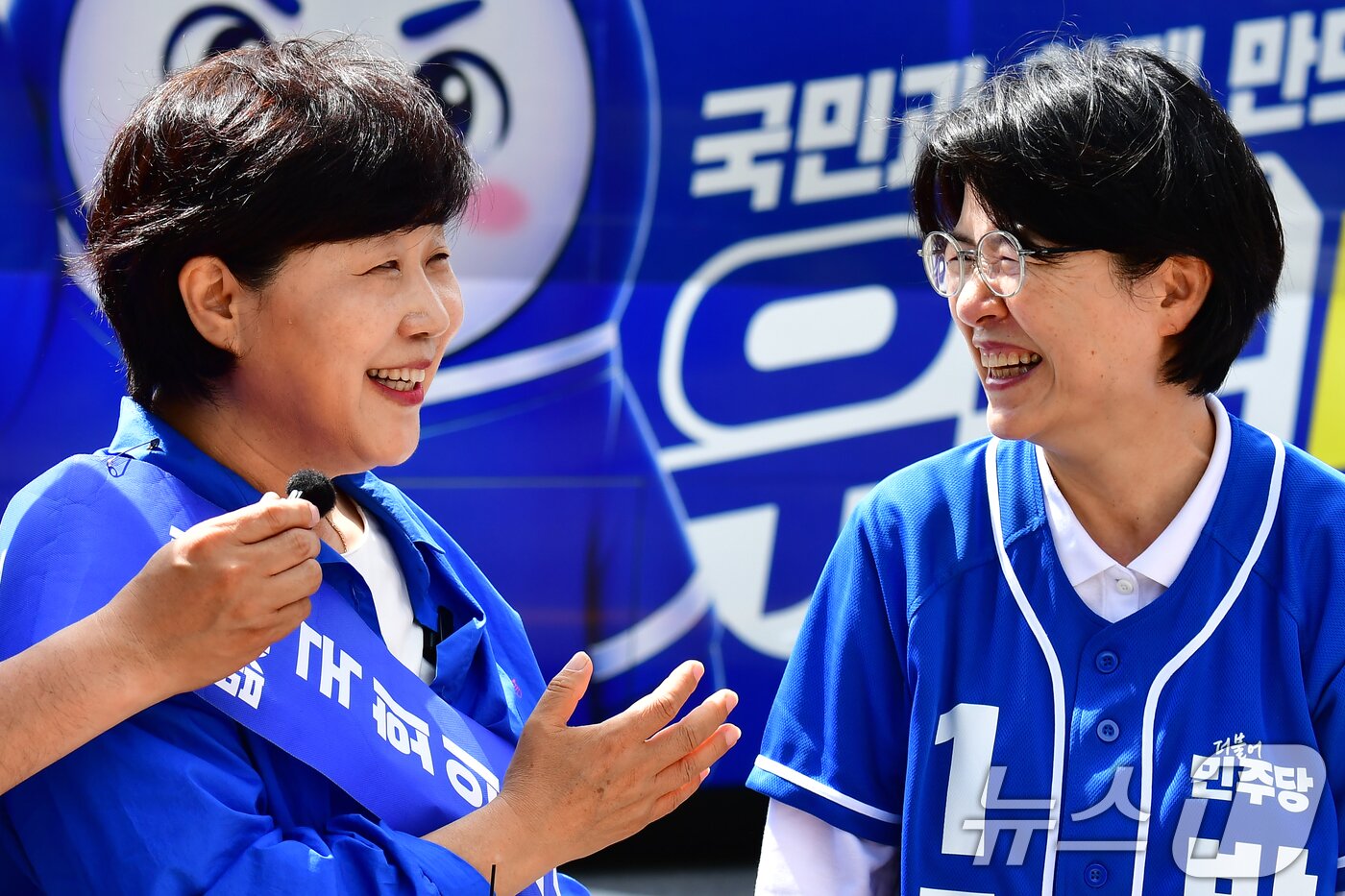 본문 이미지 - 서영교 더불어민주당 의원이 28일 오전 경북 포항시 남구 대잠동 철길 숲에서 열린 집중유세에 앞서 박희정 포항시장 후보 지지 발언을 하고 있다. 2026.5.28 ⓒ 뉴스1 최창호 기자