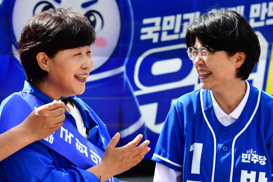웃음꽃 핀 민주당 포항 집중 유세장