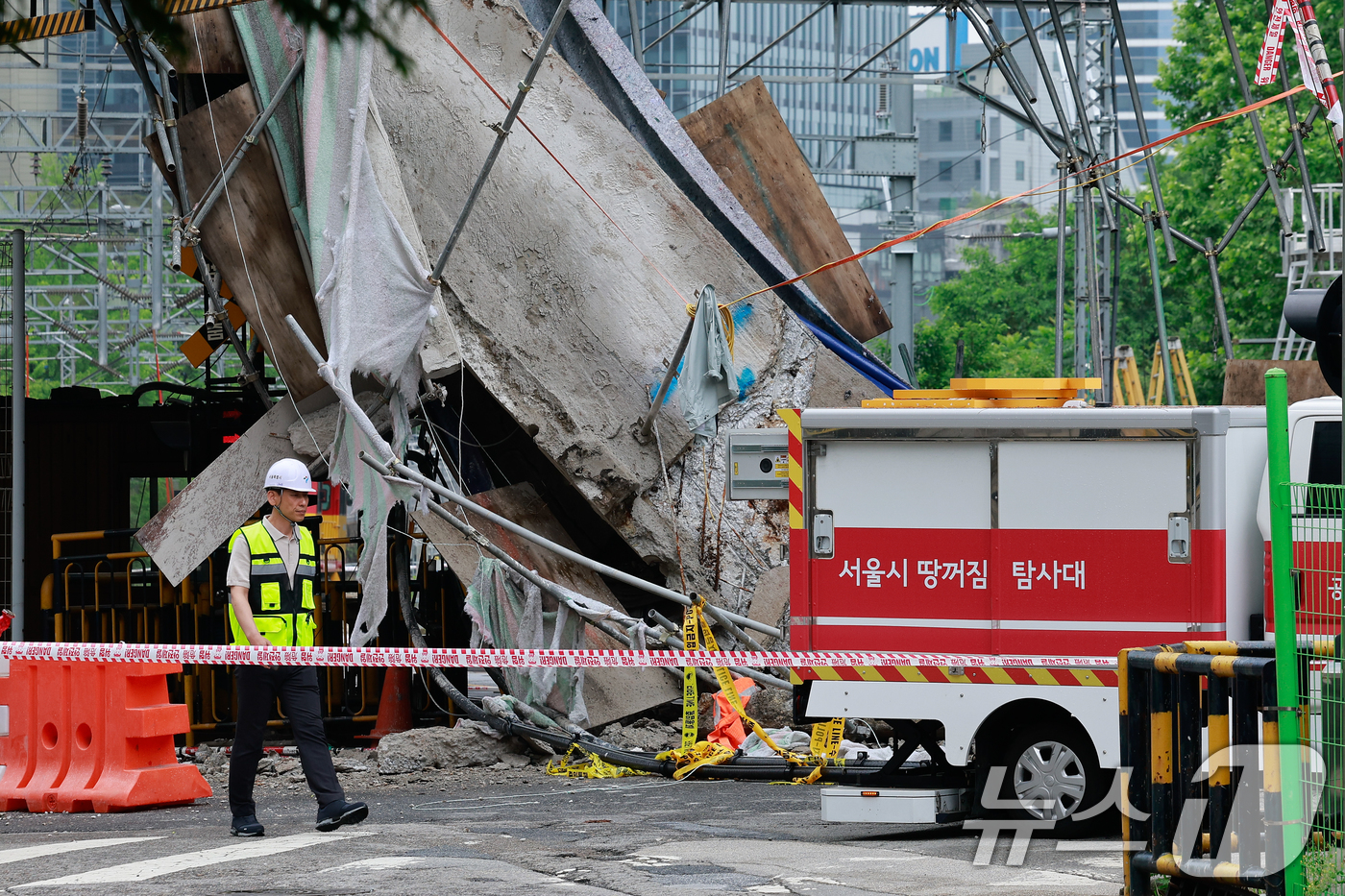 (서울=뉴스1) 안은나 기자 = 서울 서대문구 서소문 고가차도 붕괴 사고 사흘째인 28일 사고 현장에 땅꺼짐 탐사대 차량이 들어가고 있다. 2026.5.28/뉴스1