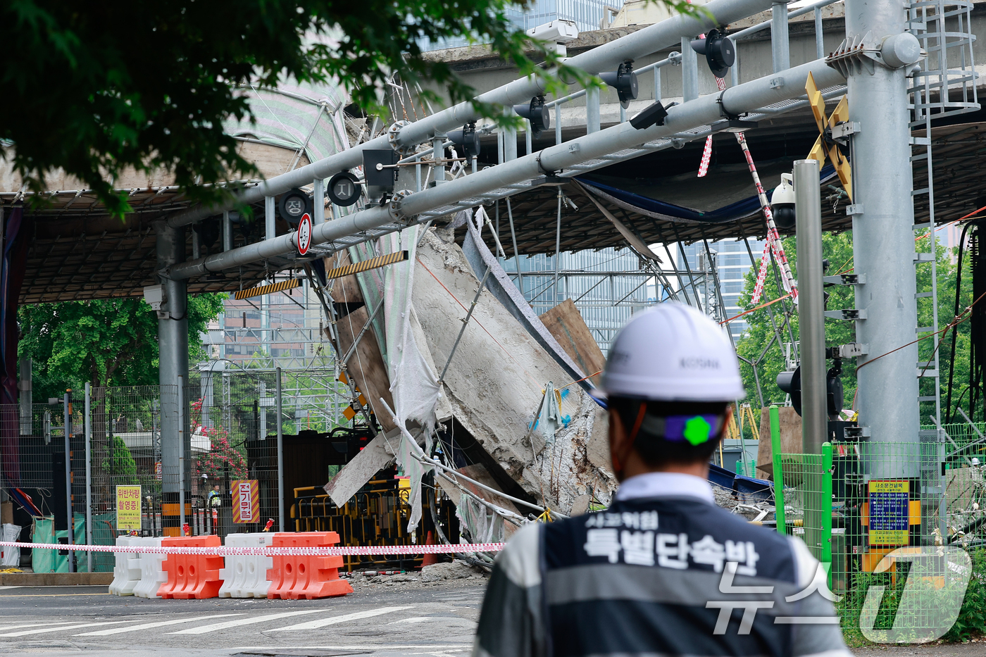 (서울=뉴스1) 안은나 기자 = 서울 서대문구 서소문 고가차도 붕괴 사고 사흘째인 28일 사고 현장에 사고위험특별단속반이 들어가고 있다. 2026.5.28/뉴스1