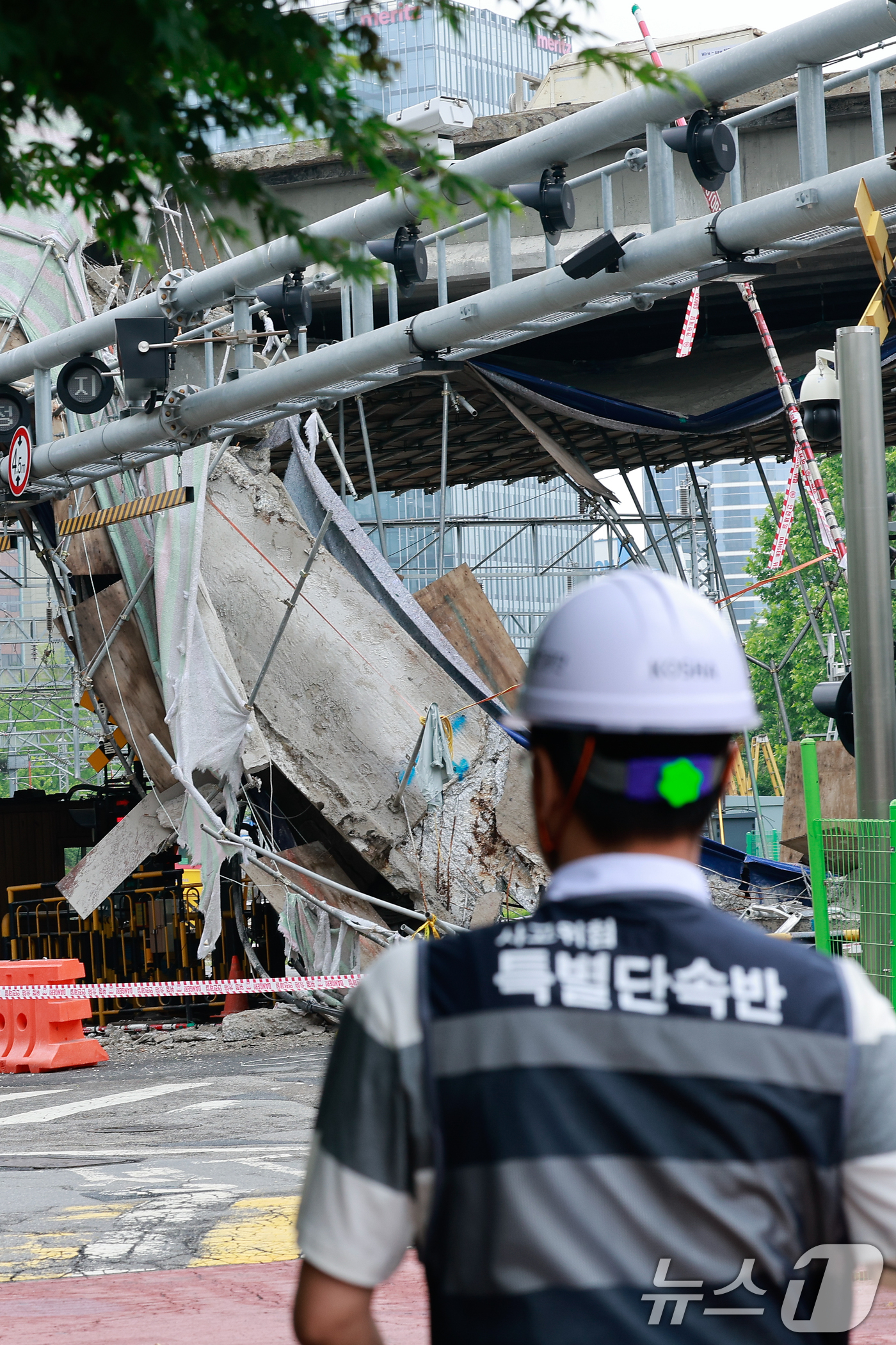(서울=뉴스1) 안은나 기자 = 서울 서대문구 서소문 고가차도 붕괴 사고 사흘째인 28일 사고 현장에 사고위험특별단속반이 들어가고 있다. 2026.5.28/뉴스1