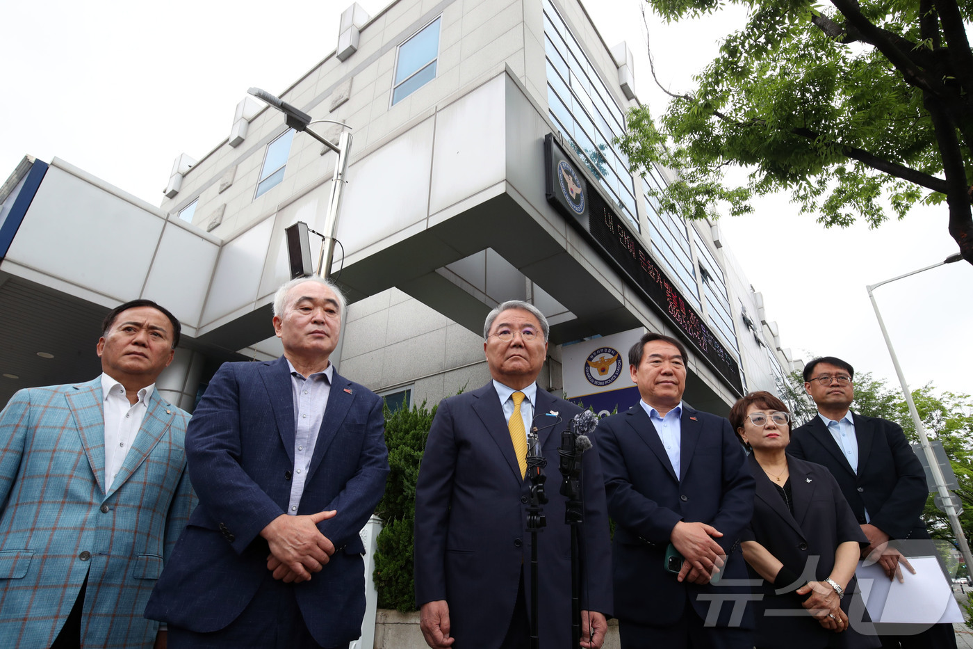 (광주=뉴스1) 조수민 수습기자 = 28일 오전 광주 서부경찰서에서 5·18 단체 관계자들이 스타벅스코리아의 '책상에 탁! 탱크데이' 마케팅 관련해 신세계그룹 정용진 회장 등을 상 …