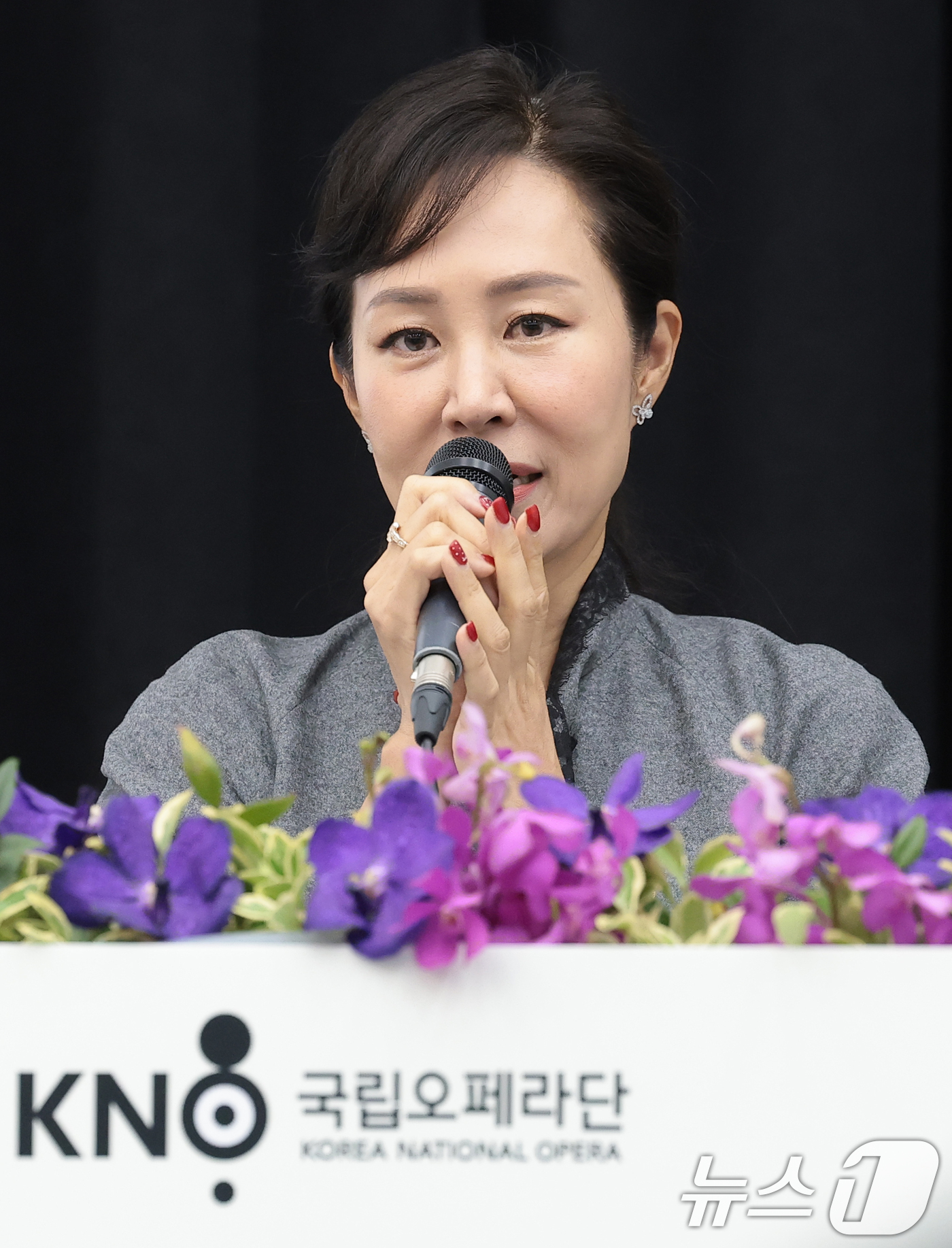 (서울=뉴스1) 권현진 기자 = 박혜진 국립오페라단 신임 단장 겸 예술감독이 28일 서울 서초구 예술의전당 N스튜디오에서 열린 기자간담회에서 취재진 질문에 답하고 있다. 2026. …