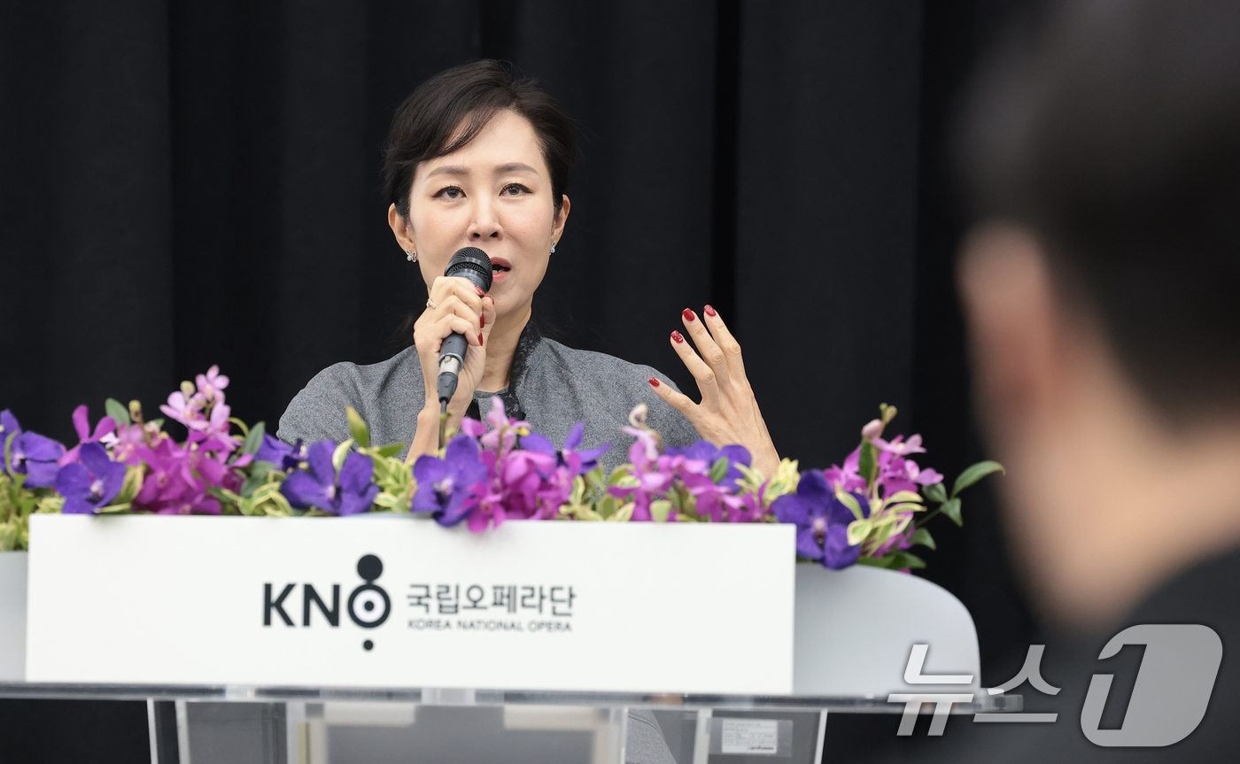 (서울=뉴스1) 권현진 기자 = 박혜진 국립오페라단 신임 단장 겸 예술감독이 28일 서울 서초구 예술의전당 N스튜디오에서 열린 기자간담회에서 취재진 질문에 답하고 있다. 2026. …