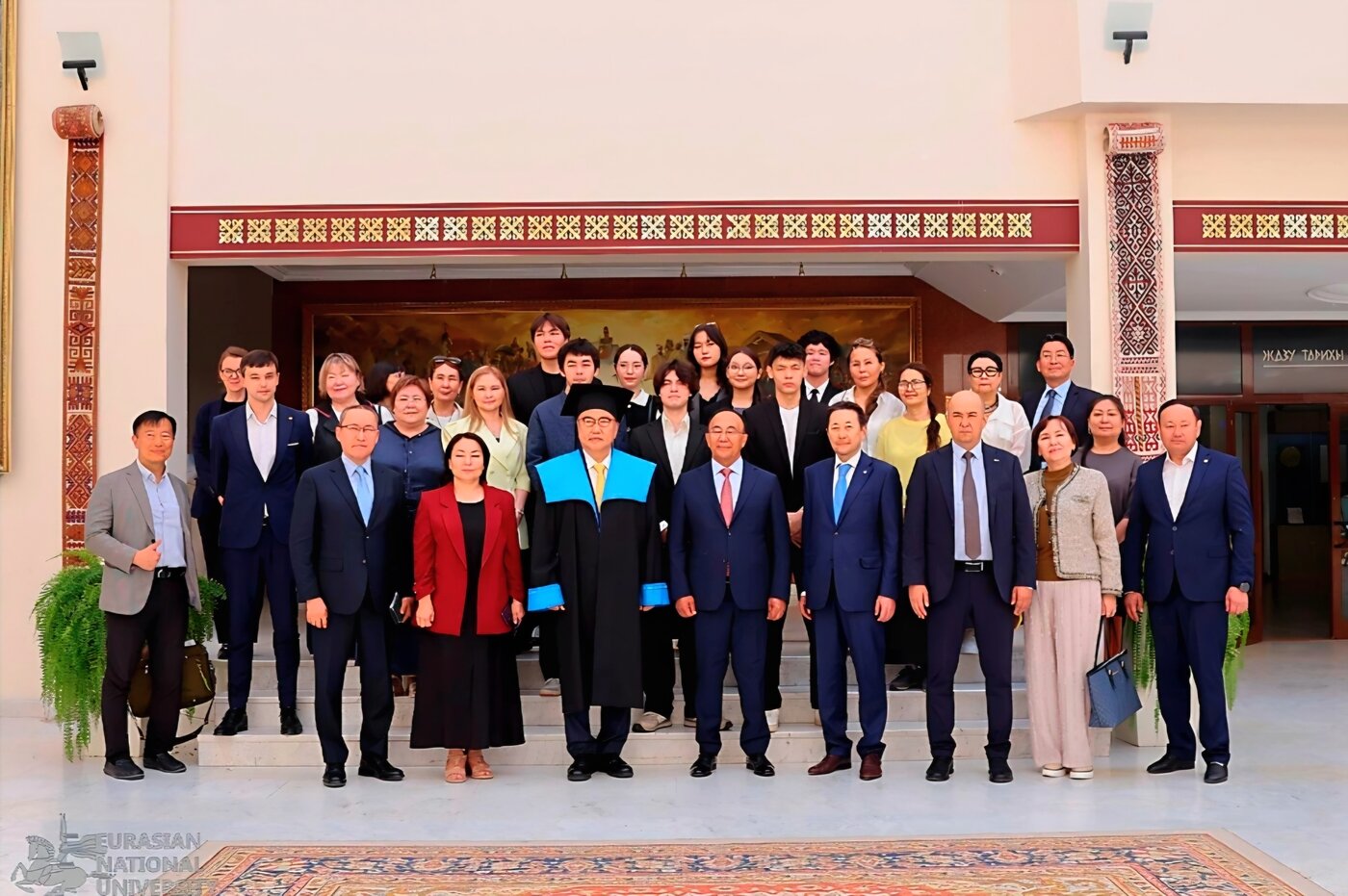 본문 이미지 - 26일 박진 전 외교부 장관이 카자흐스탄 유라시아국립대에서 명예교수에 임명된 후 기념 촬영을 하고 있다. (유라시아국립대 제공)