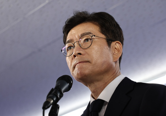 취재진 질문 듣는 정원오 후보