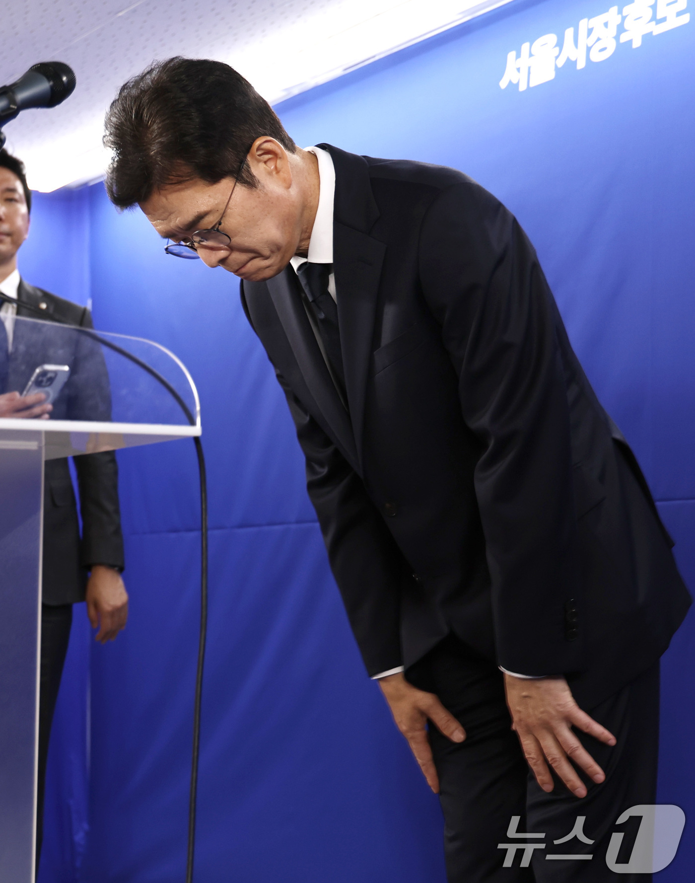 (서울=뉴스1) 구윤성 기자 = 정원오 더불어민주당 서울시장 후보가 28일 서울 중구 선거사무실에서 열린 기자간담회에서 모두발언을 마친 뒤 인사하고 있다. 2026.5.28/뉴스1 …