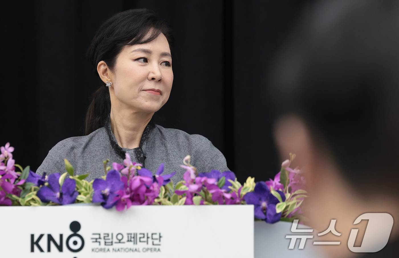 (서울=뉴스1) 권현진 기자 = 박혜진 국립오페라단 신임 단장 겸 예술감독이 28일 서울 서초구 예술의전당 N스튜디오에서 열린 기자간담회에서 취재진 질문을 듣고 있다. 2026.5 …