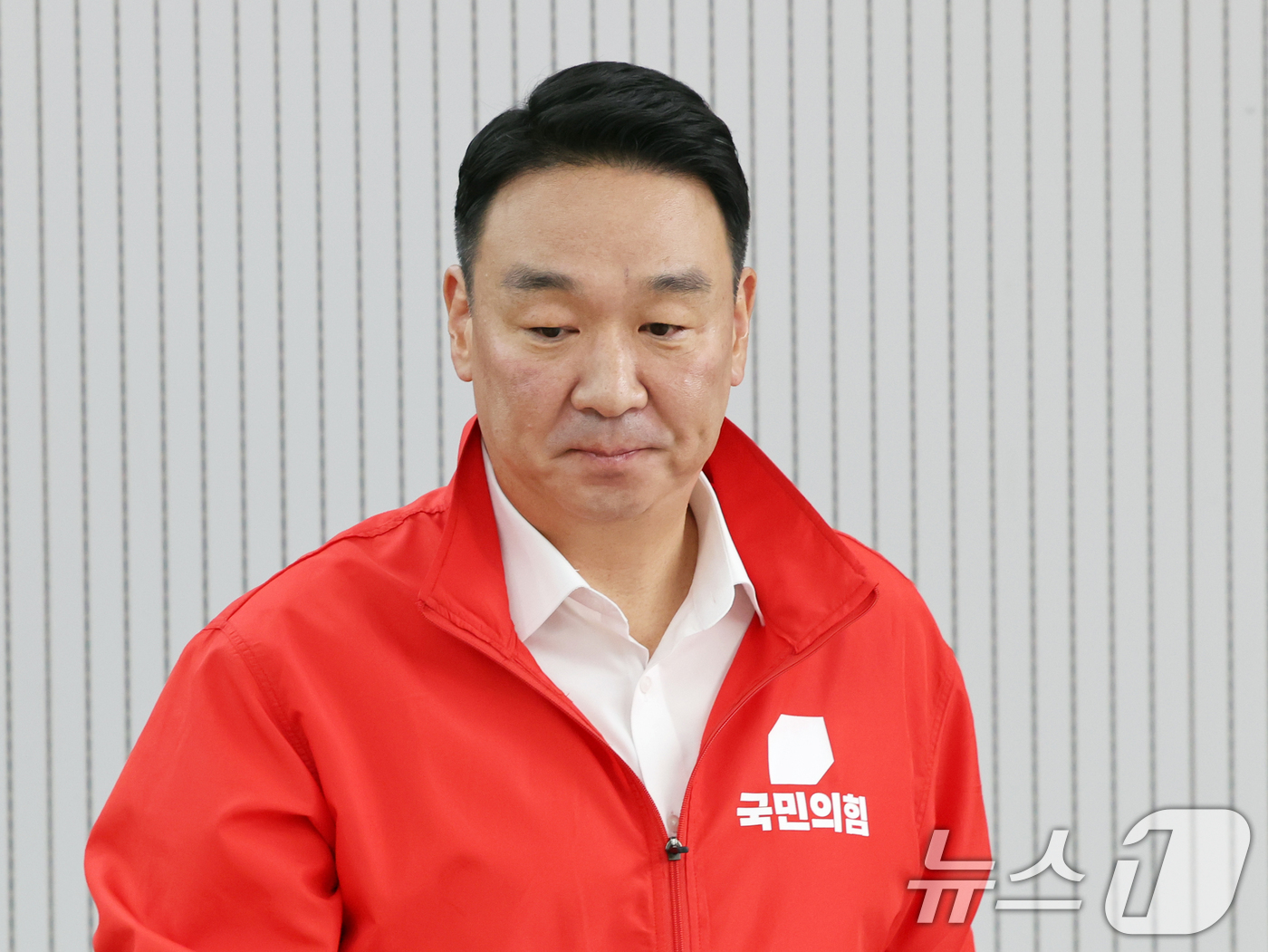 (서울=뉴스1) 황기선 기자 = 정희용 국민의힘 선거대책본부장이 28일 오전 서울 여의도 중앙당사에서 열린 6·3 전국동시지방선거 관련 기자간담회에 입장하고 있다.  2026.5. …